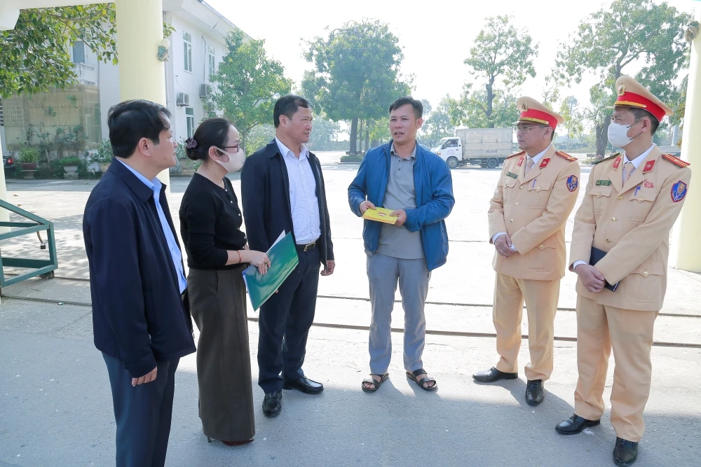 Phó Chủ tịch Thường trực UBND tỉnh thăm hỏi, động viên nạn nhân bị thương trong vụ tai nạn giao thông đặc biệt nghiêm trọng trên cao tốc Bắc - Nam