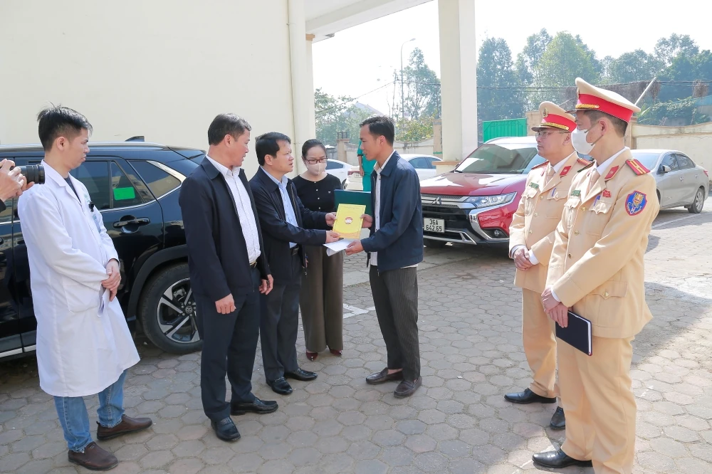 Phó Chủ tịch Thường trực UBND tỉnh thăm hỏi, động viên nạn nhân bị thương trong vụ tai nạn giao thông đặc biệt nghiêm trọng trên cao tốc Bắc - Nam