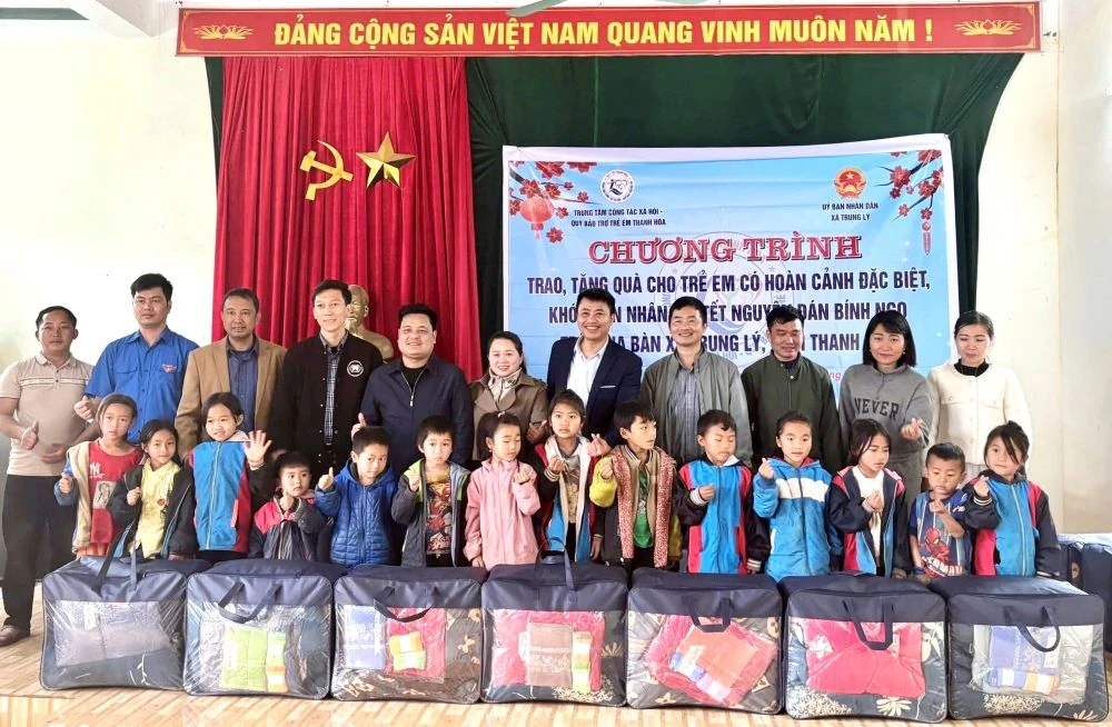 Tặng quà cho trẻ em có hoàn cảnh đặc biệt khó khăn nhân dịp Tết Nguyên đán Bính Ngọ 2026