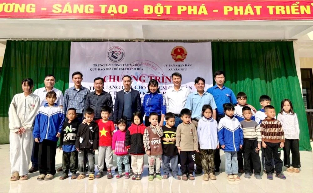 Tặng quà cho trẻ em có hoàn cảnh đặc biệt khó khăn nhân dịp Tết Nguyên đán Bính Ngọ 2026