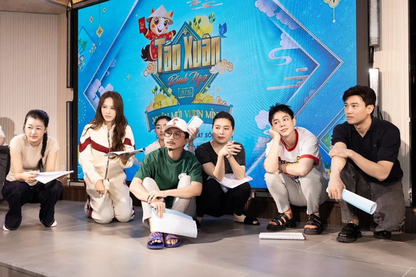 Dàn hoa hậu, á hậu gấp rút tập luyện cùng các nghệ sỹ gạo cội cho Táo Xuân