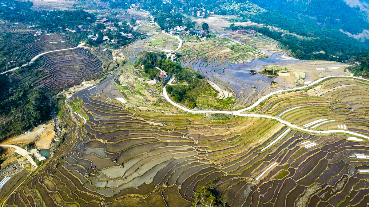 Ruộng bậc thang Pù Luông lung linh mùa nước đổ