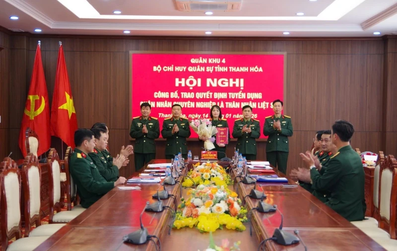 Trao Quyết định tuyển dụng cho thân nhân liệt sĩ