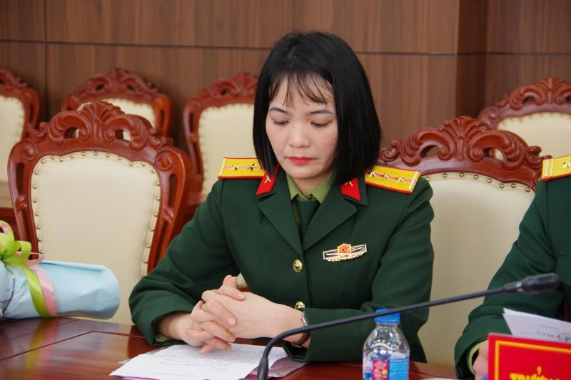 Trao Quyết định tuyển dụng cho thân nhân liệt sĩ