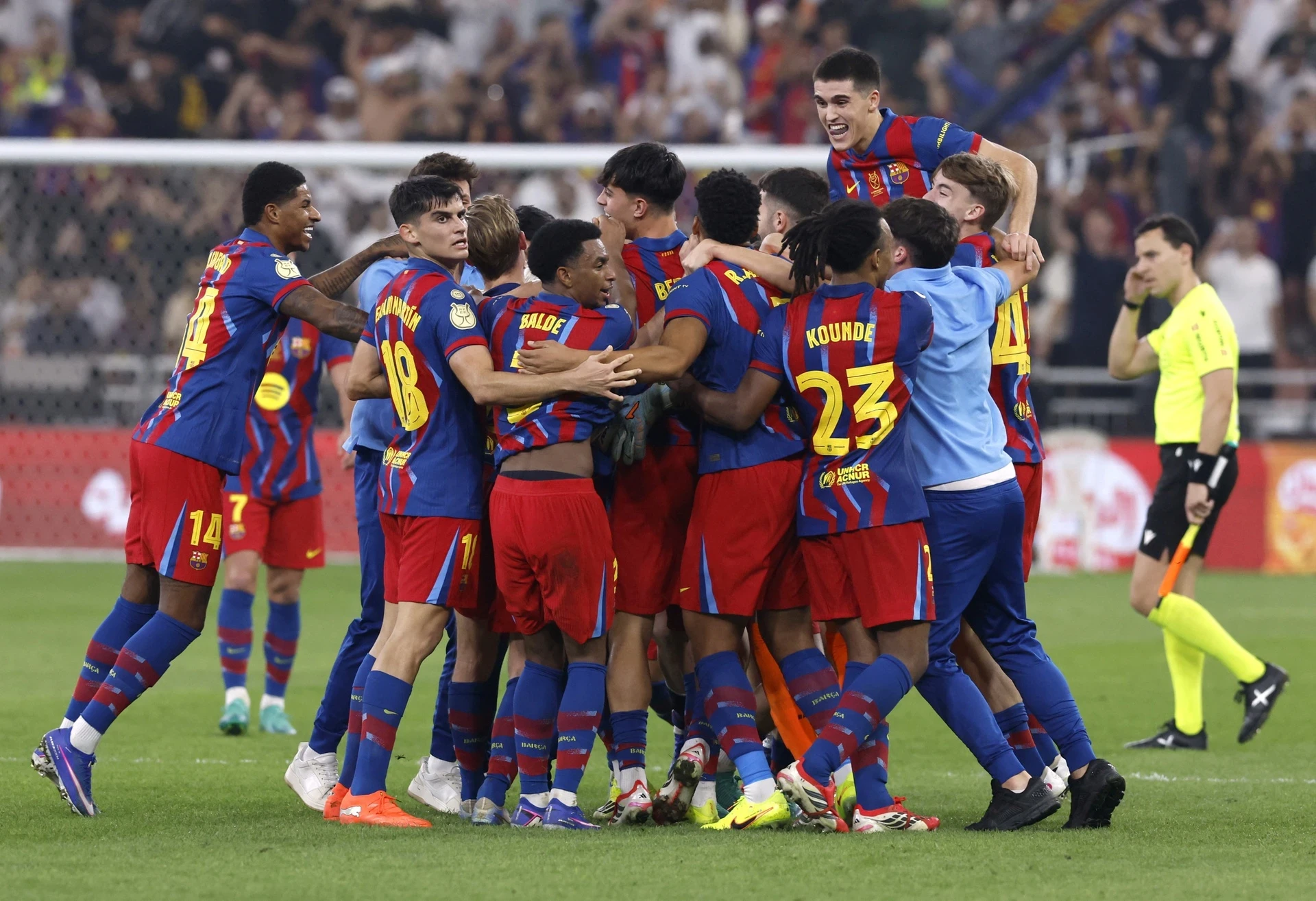 U23 Việt Nam đại chiến Saudi Arabia giành ngôi đầu; Barca khuất phục Real giành Siêu cúp