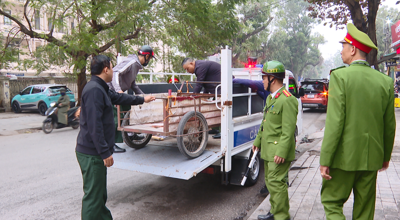Ra quân lập lại trật tự công cộng trước cổng bệnh viện