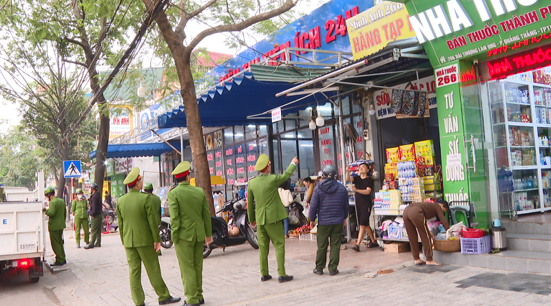Ra quân lập lại trật tự công cộng trước cổng bệnh viện