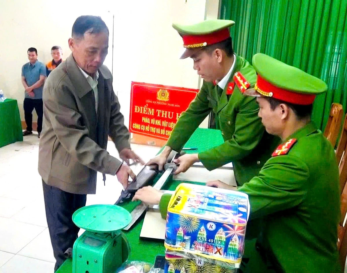 Đổi vũ khí, vật liệu nổ lấy bình chữa cháy: Cách làm hay giúp giữ bình yên ngày Tết