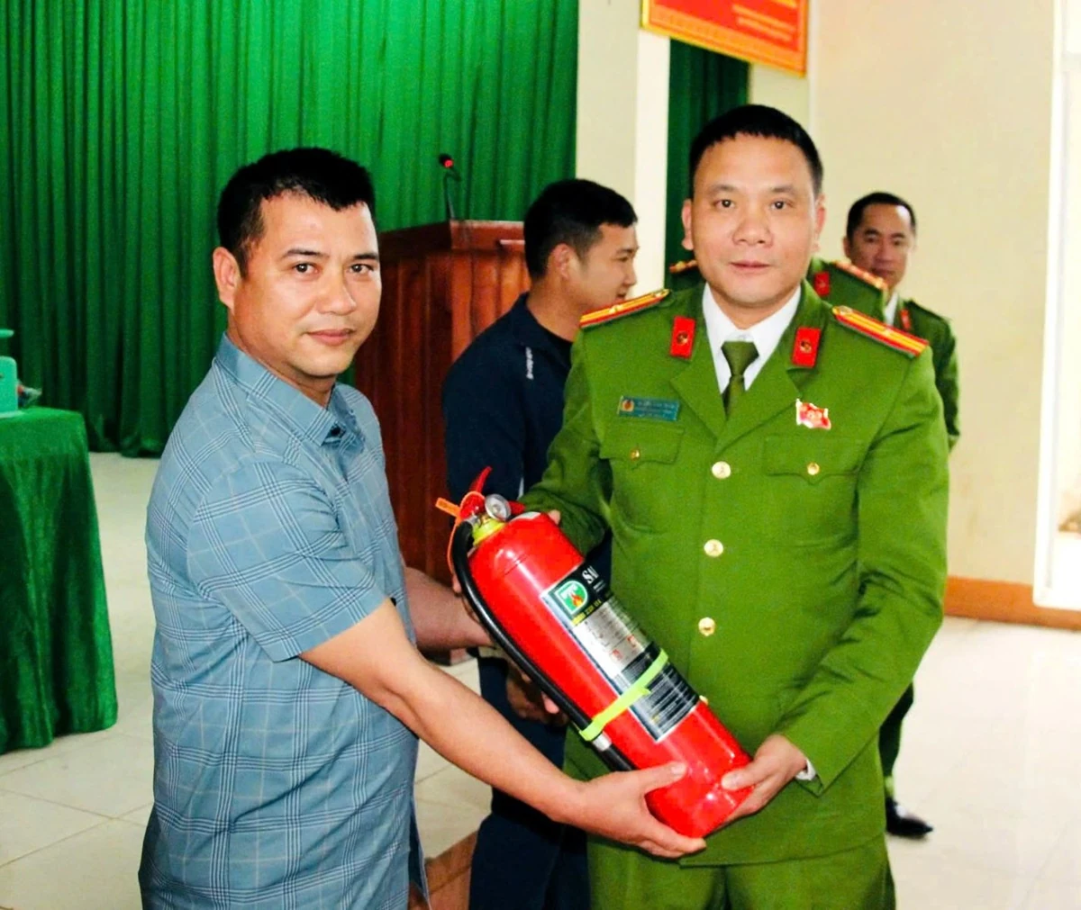 Đổi vũ khí, vật liệu nổ lấy bình chữa cháy: Cách làm hay giúp giữ bình yên ngày Tết