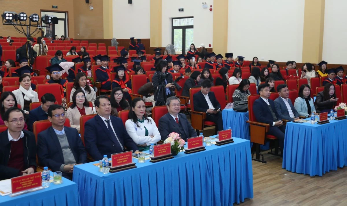 Trường Đại học Hồng Đức trao bằng tiến sĩ và thạc sĩ tốt nghiệp năm 2025