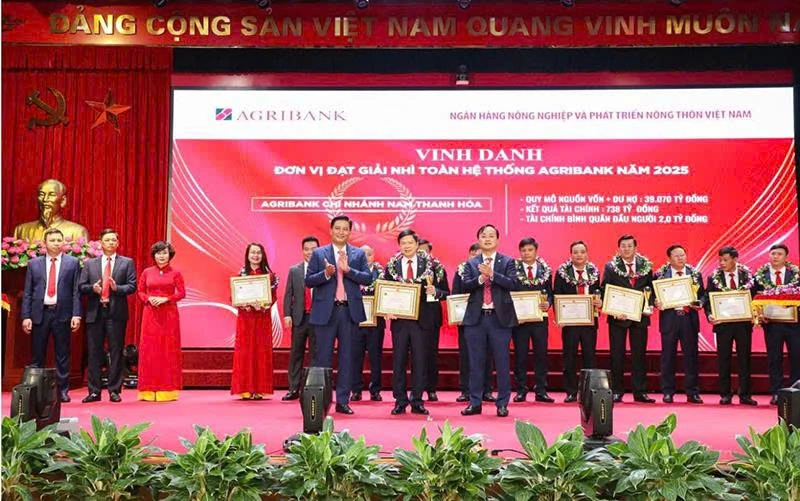 Lấy việc đầu tư vốn tín dụng phát triển tam nông làm nhiệm vụ trọng tâm