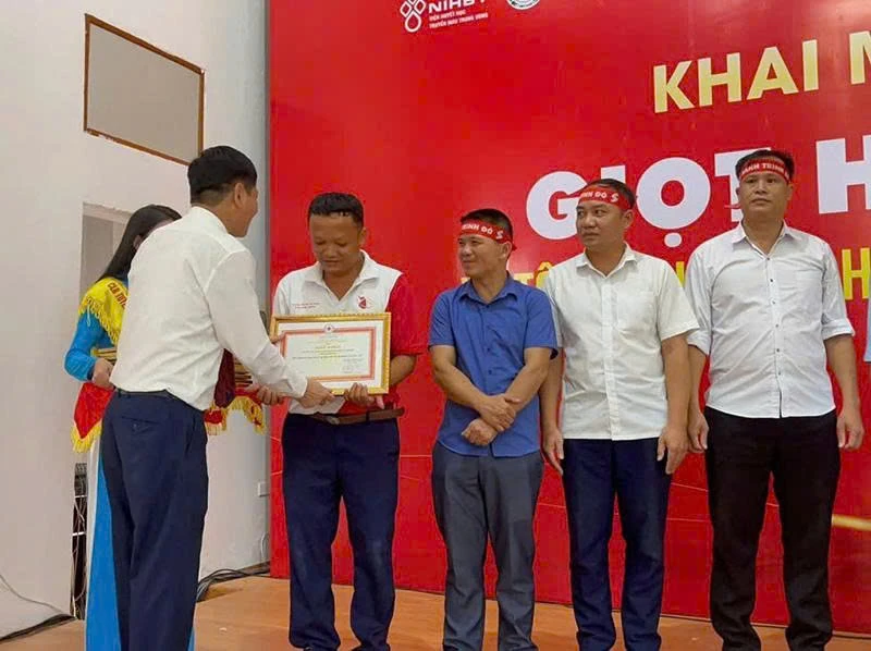 Gieo mầm sự sống” từ giọt máu hồng