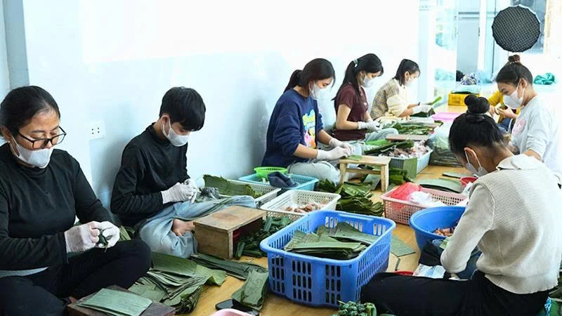 Các cơ sở sản xuất nem chua tất bật phục vụ thị trường cuối năm