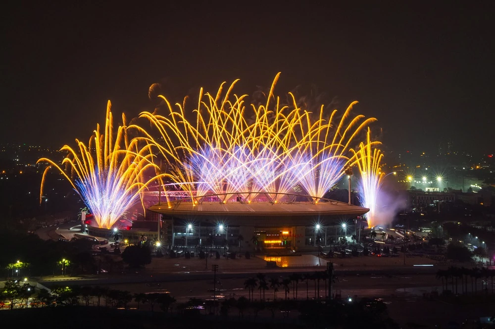 Người dân choáng ngợp trước màn sơ duyệt pháo hoa nghệ thuật tại Mỹ Đình