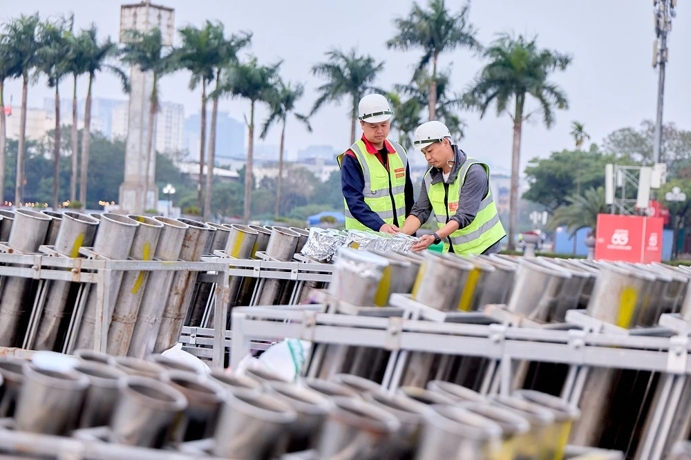 Người dân choáng ngợp trước màn sơ duyệt pháo hoa nghệ thuật tại Mỹ Đình