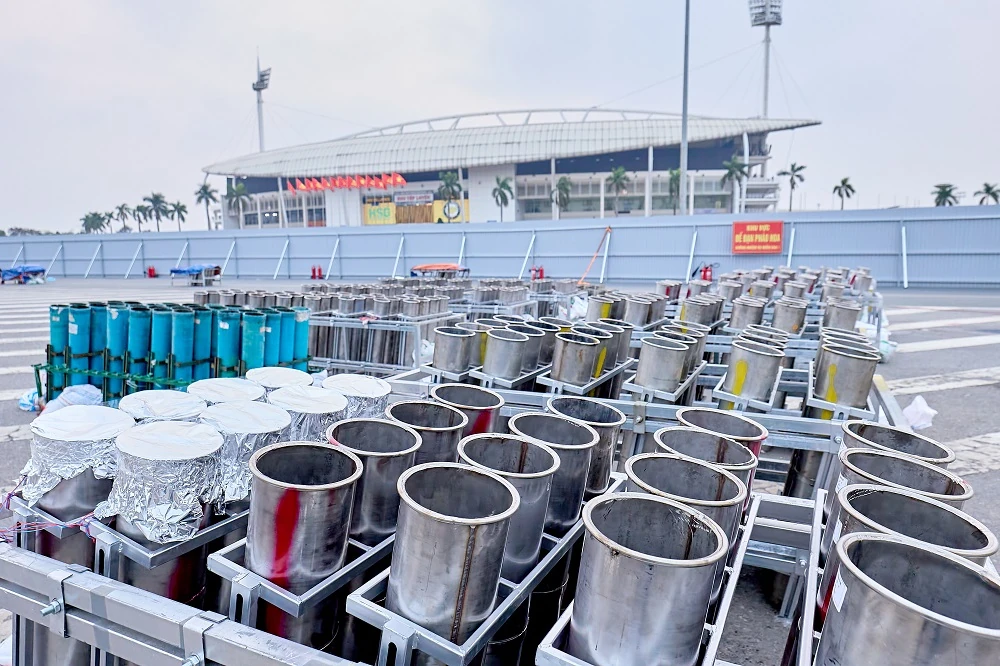 Người dân choáng ngợp trước màn sơ duyệt pháo hoa nghệ thuật tại Mỹ Đình