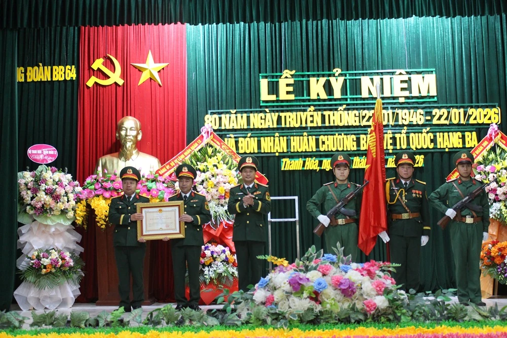 Trung đoàn 64, Sư đoàn 390 đón nhận Huân chương Bảo vệ Tổ quốc hạng Ba