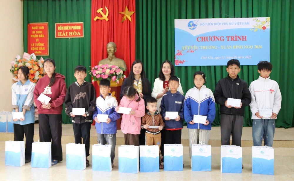 Phó Chủ tịch Trung ương Hội LHPN Việt Nam thăm, tặng quà Mẹ Việt Nam anh hùng, trẻ mồ côi và phụ nữ khó khăn