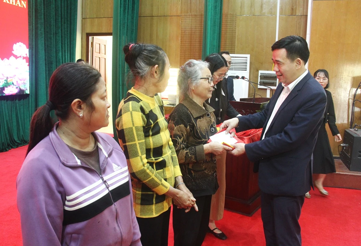 Trao quà cho ngư dân có hoàn cảnh khó khăn nhân dịp Tết Nguyên đán 2026