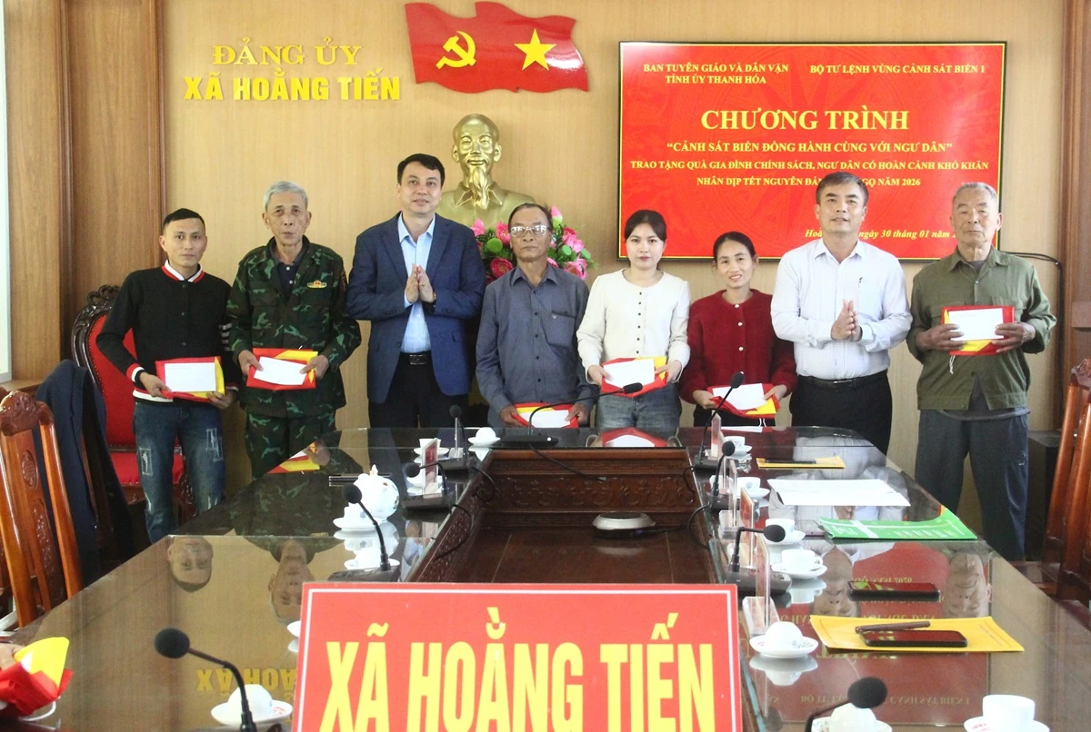 Trao quà cho ngư dân có hoàn cảnh khó khăn nhân dịp Tết Nguyên đán 2026