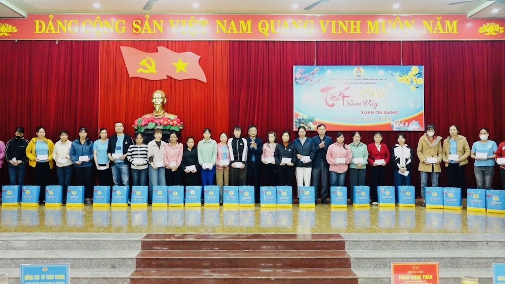 Xã Vĩnh Lộc: Trao quà Tết cho đoàn viên, công nhân lao động, hộ có hoàn cảnh khó khăn