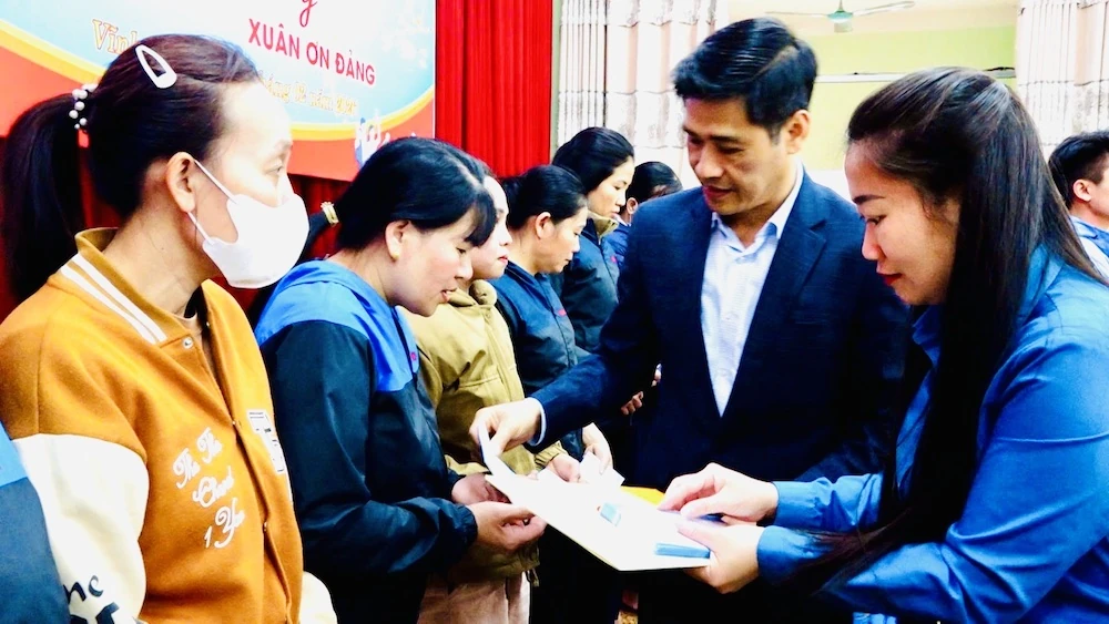 Xã Vĩnh Lộc: Trao quà Tết cho đoàn viên, công nhân lao động, hộ có hoàn cảnh khó khăn
