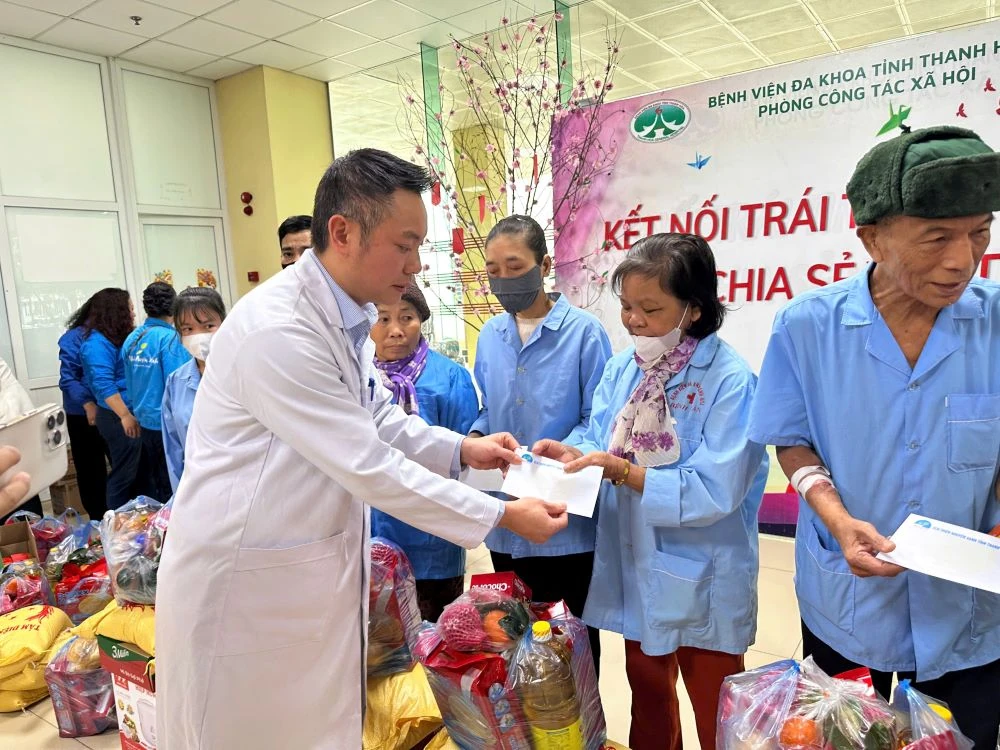 Trao quà Tết cho bệnh nhân tại Trung tâm Thận lọc máu