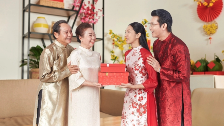Gợi ý quà Tết cho bố mẹ chỉ từ 1 triệu cao cấp, thiết thực