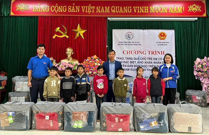 Chăm lo tết cho trẻ em nghèo