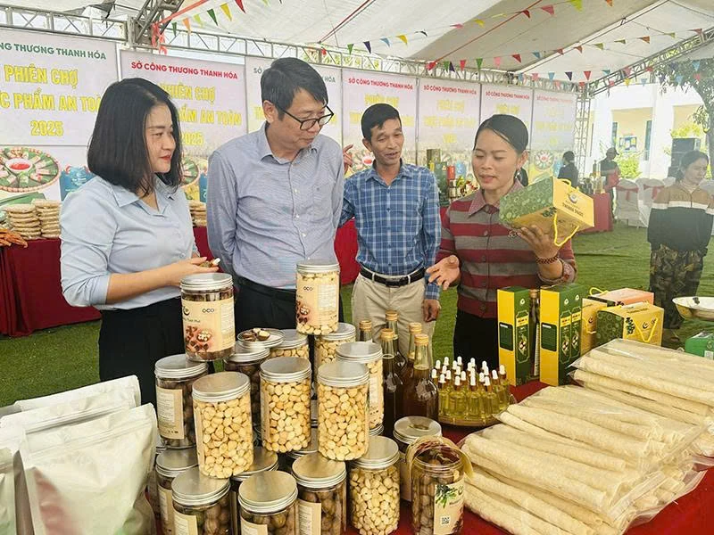 Bảo đảm cân đối cung cầu, bình ổn giá cả thị trường