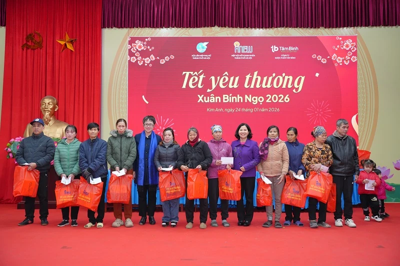 Dược phẩm Tâm Bình tặng quà Tết người dân có hoàn cảnh khó khăn tại xã Kim Anh và Đa Phúc