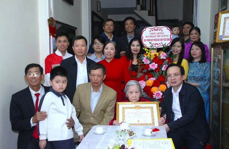 Trao Huy hiệu 80 năm tuổi Đảng cho đảng viên Phạm Thị Giằng