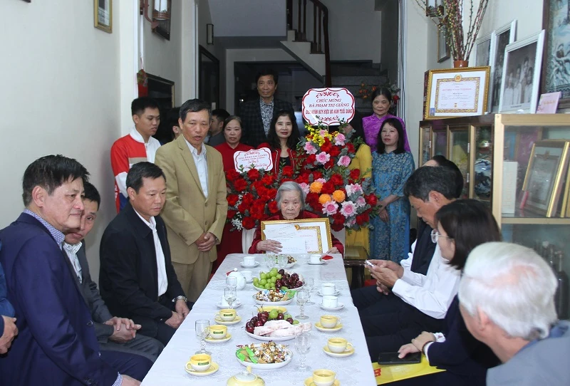 Trao Huy hiệu 80 năm tuổi Đảng cho đảng viên Phạm Thị Giằng