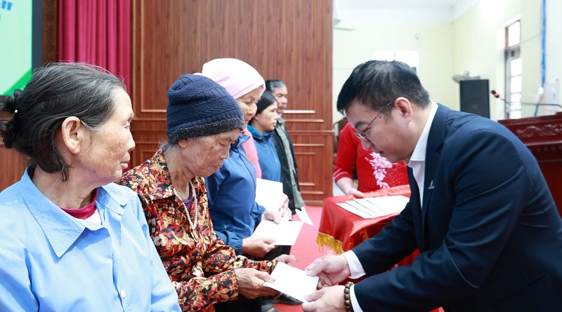 Công ty CP Lọc hóa dầu Bình Sơn trao tặng quà Tết cho 200 hộ nghèo xã Thiệu Hóa