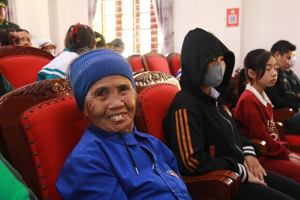 “Xuân Biên phòng - ấm lòng dân biển