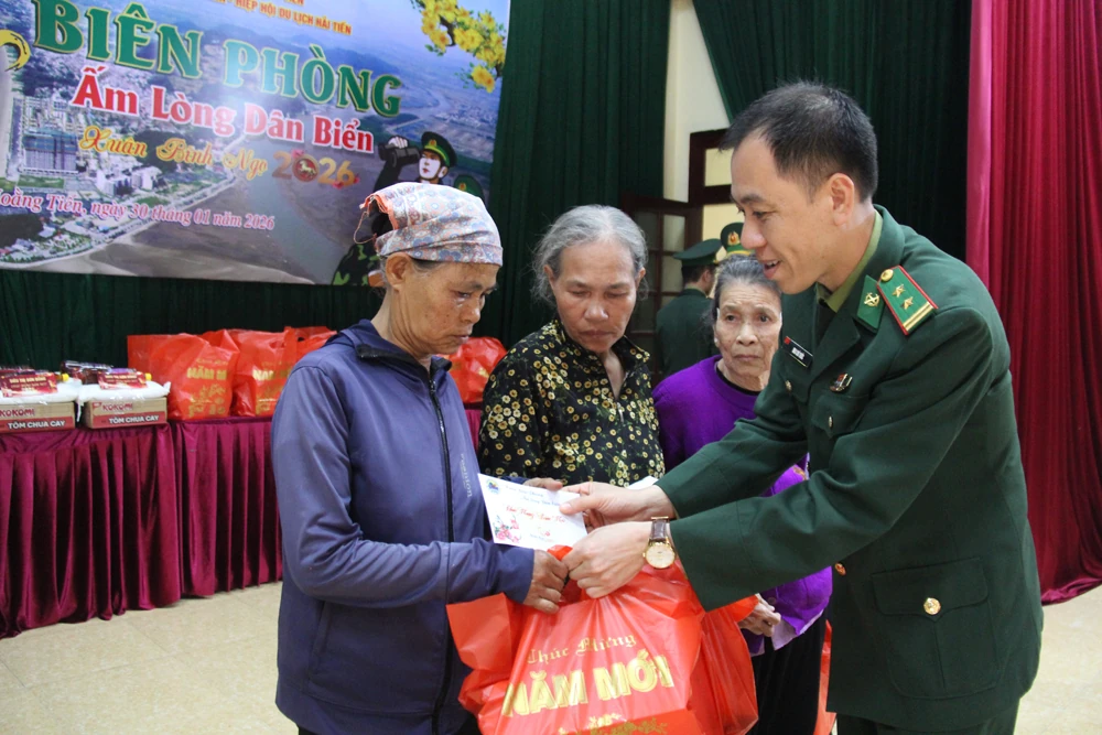 “Xuân Biên phòng - ấm lòng dân biển