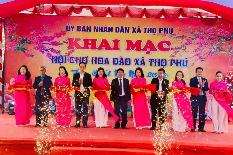 Hơn 500 tác phẩm hoa đào xã Thọ Phú trưng bày tại hội chợ