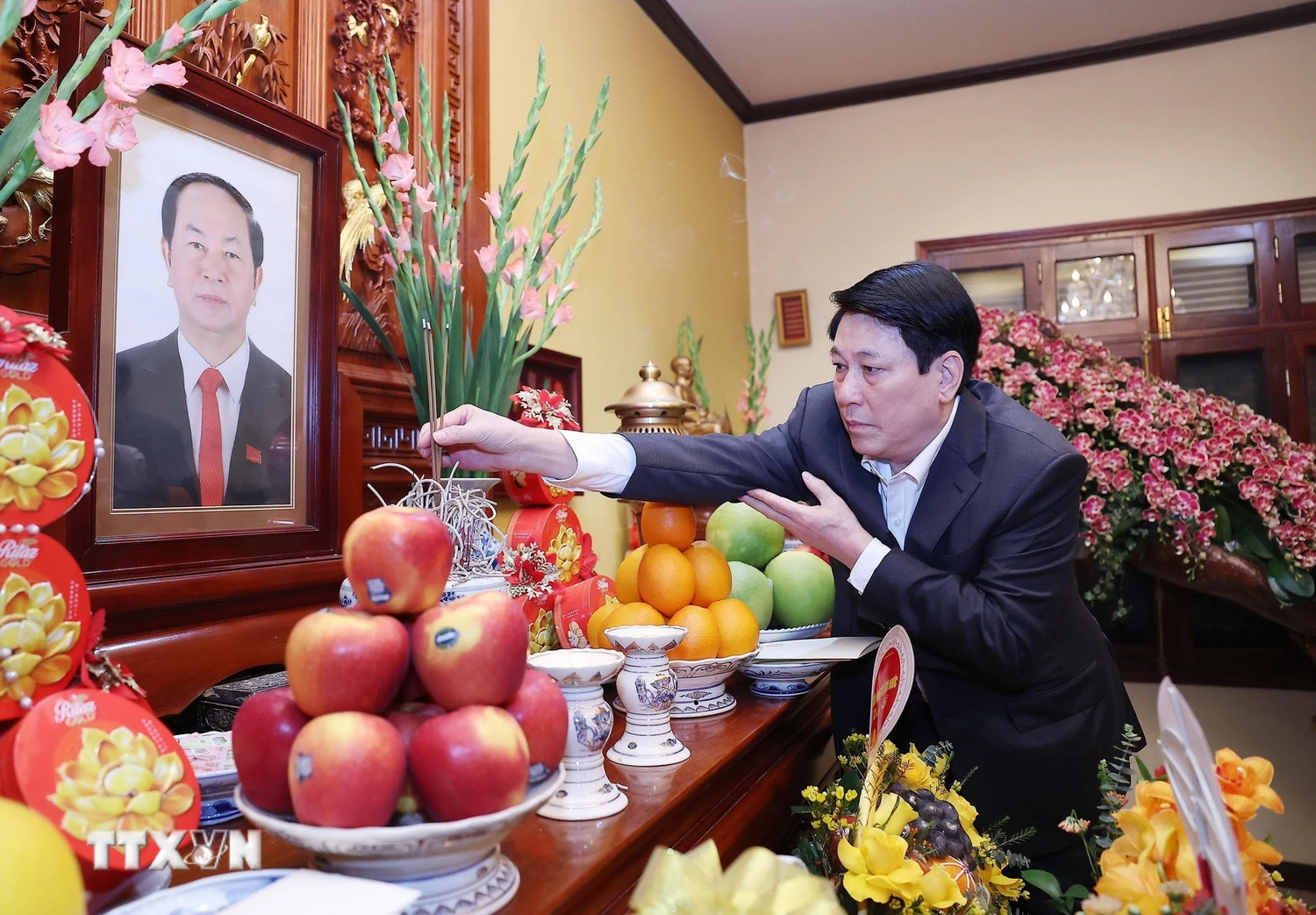 Chủ tịch nước thắp hương tưởng nhớ các đồng chí nguyên lãnh đạo Đảng, Nhà nước