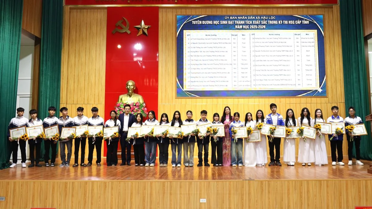 Xã Hậu Lộc khen thưởng học sinh đạt thành tích xuất sắc trong kỳ thi học sinh giỏi cấp tỉnh