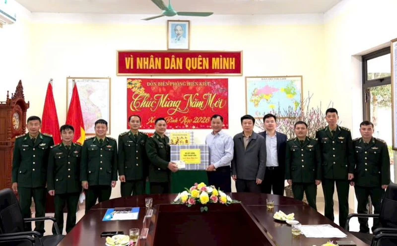 Sở Xây dựng thăm, tặng quà cán bộ, chiến sĩ bộ đội biên phòng