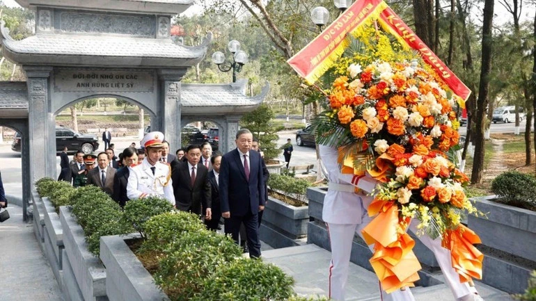 Tổng Bí thư Tô Lâm dâng hương tưởng niệm các nhà lãnh đạo tiền bối, anh hùng, liệt sĩ tại Nghệ An, Hà Tĩnh