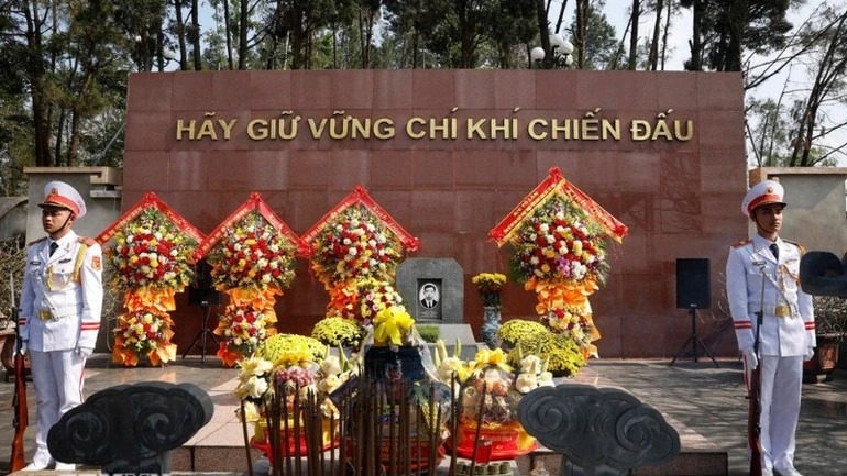 Tổng Bí thư Tô Lâm dâng hương tưởng niệm các nhà lãnh đạo tiền bối, anh hùng, liệt sĩ tại Nghệ An, Hà Tĩnh