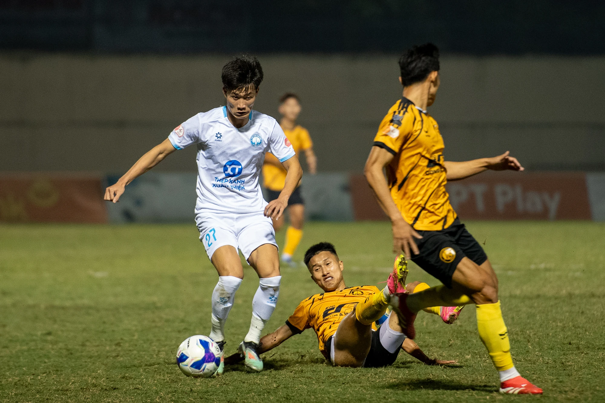 Cầm hòa ĐKVĐ Nam Định, HLV Thanh Hóa trải lòng về cuộc khủng hoảng lực lượng và tài chính