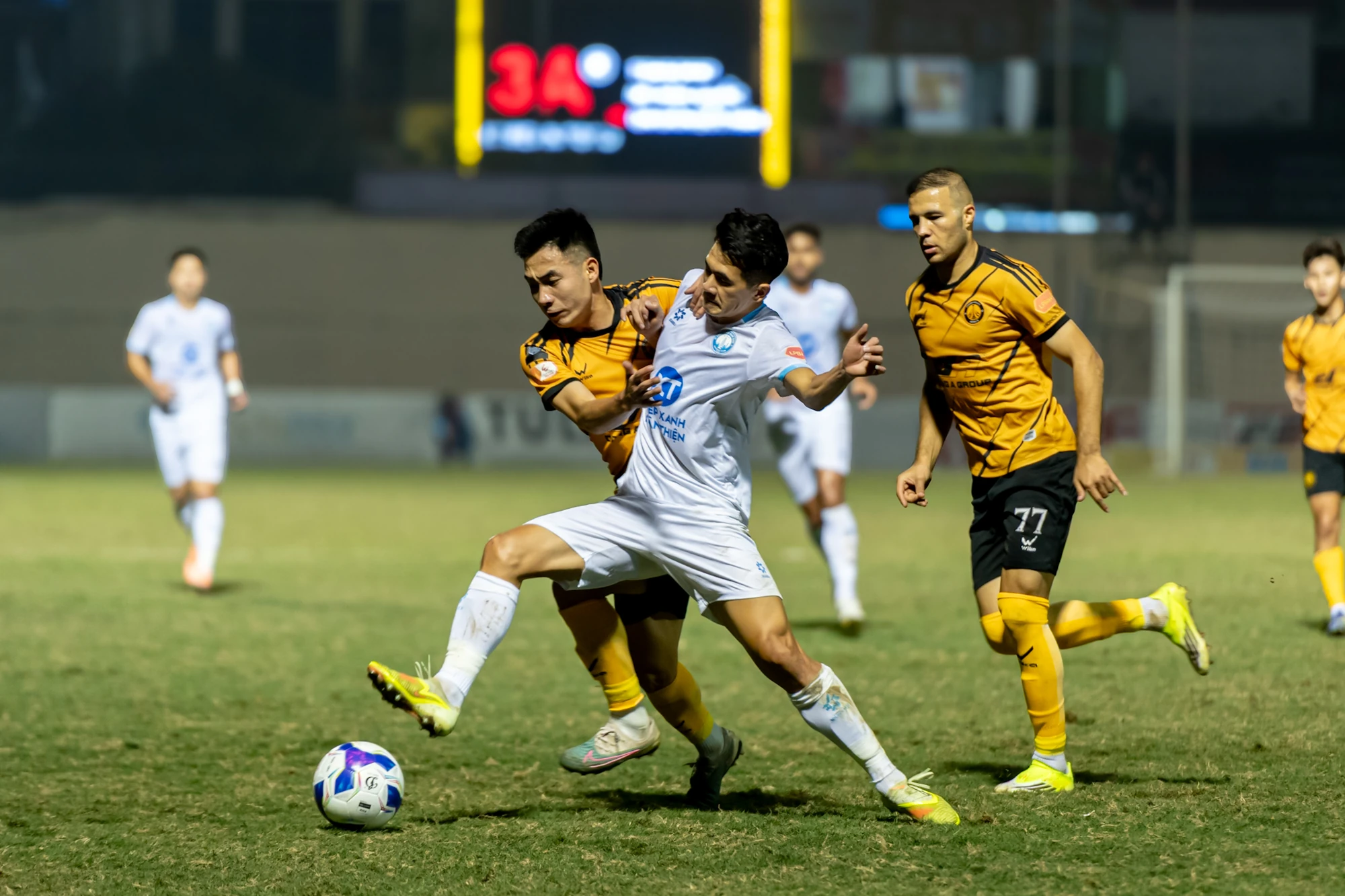 Cầm hòa ĐKVĐ Nam Định, HLV Thanh Hóa trải lòng về cuộc khủng hoảng lực lượng và tài chính