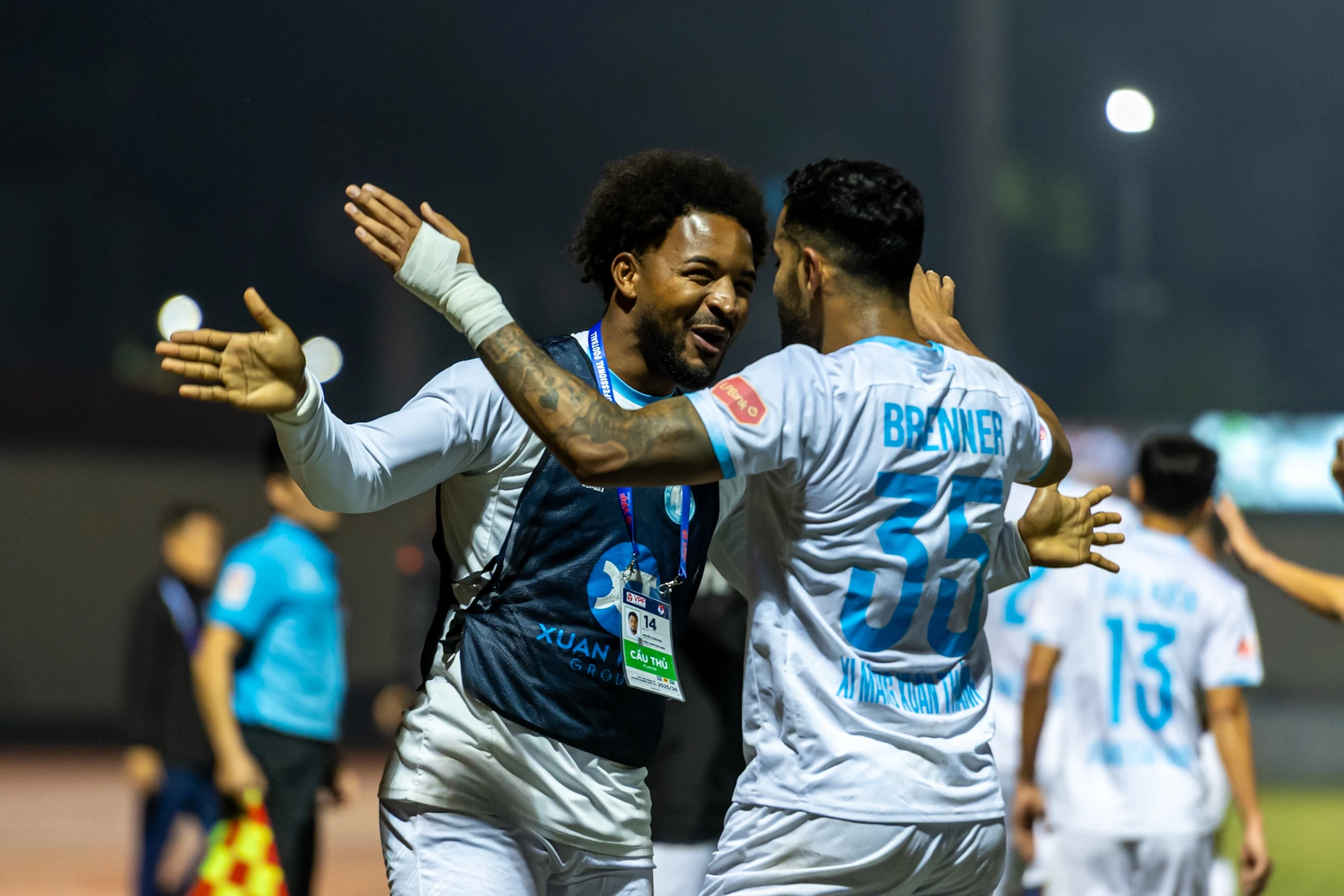 Cầm hòa ĐKVĐ Nam Định, HLV Thanh Hóa trải lòng về cuộc khủng hoảng lực lượng và tài chính