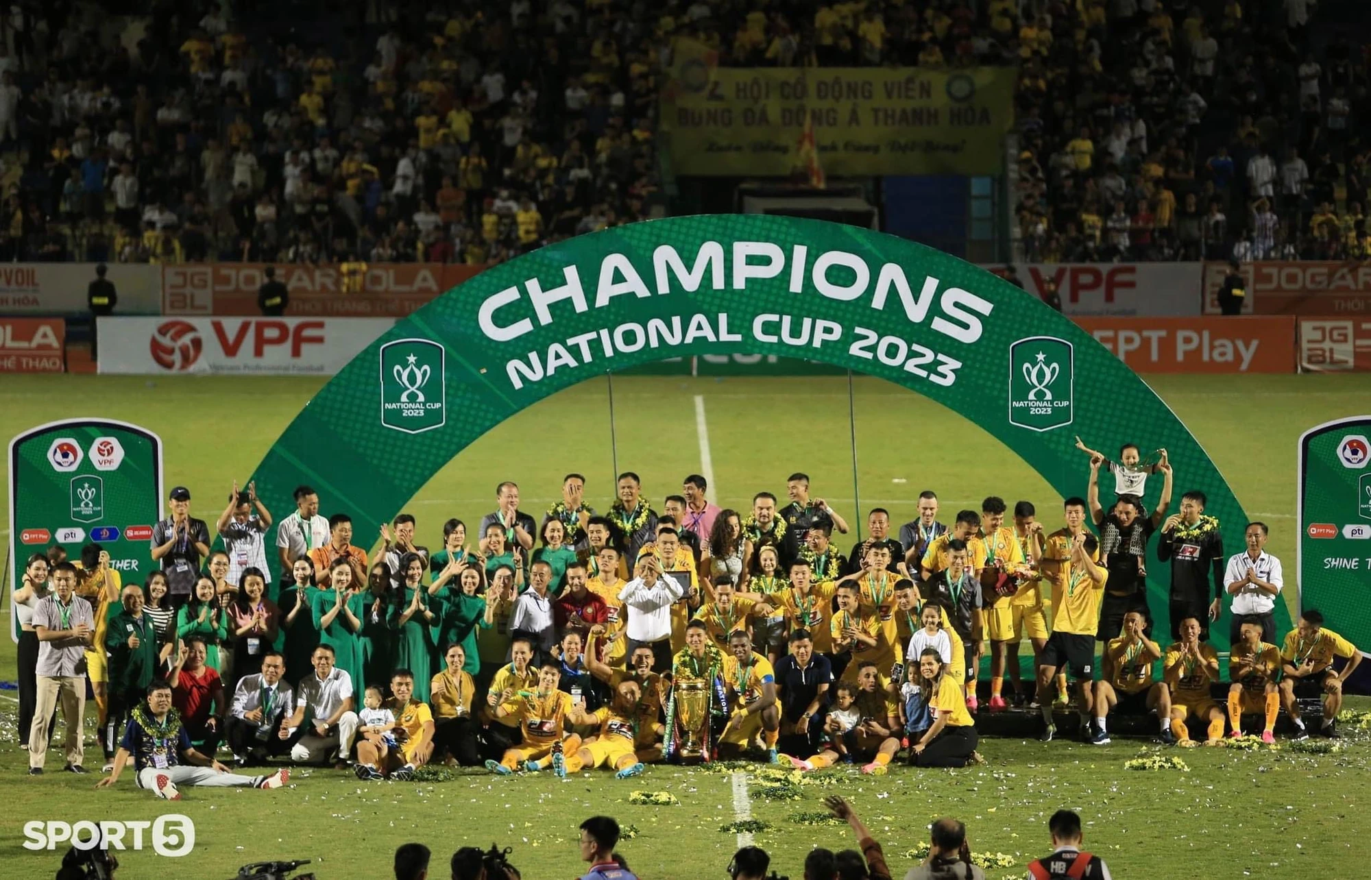 Tiền vệ Thái Sơn: Tạm biệt “thanh xuân” để bước tới chân trời mới