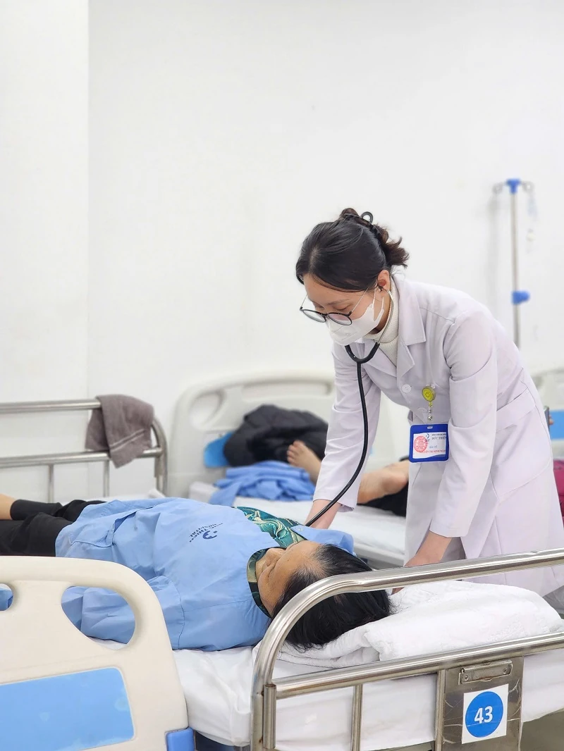 Uống “nước chanh liều cao” để giảm cân, một phụ nữ phải nhập viện