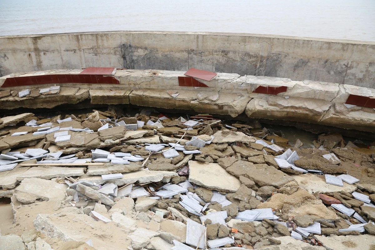 Bờ kè ven biển Hải Tiến sạt lở nghiêm trọng