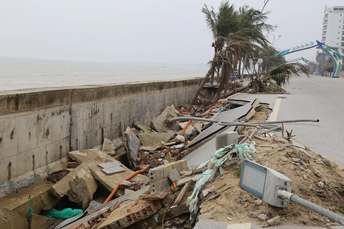 Bờ kè ven biển Hải Tiến sạt lở nghiêm trọng