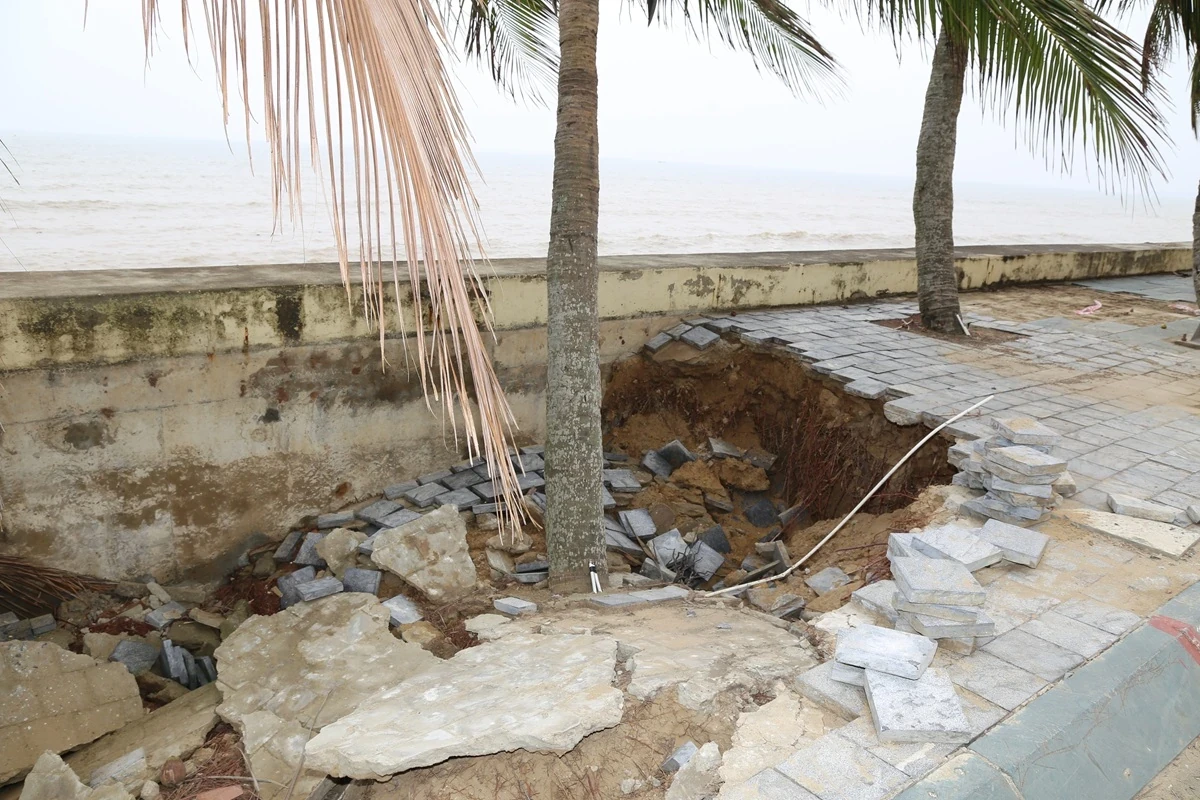 Bờ kè ven biển Hải Tiến sạt lở nghiêm trọng